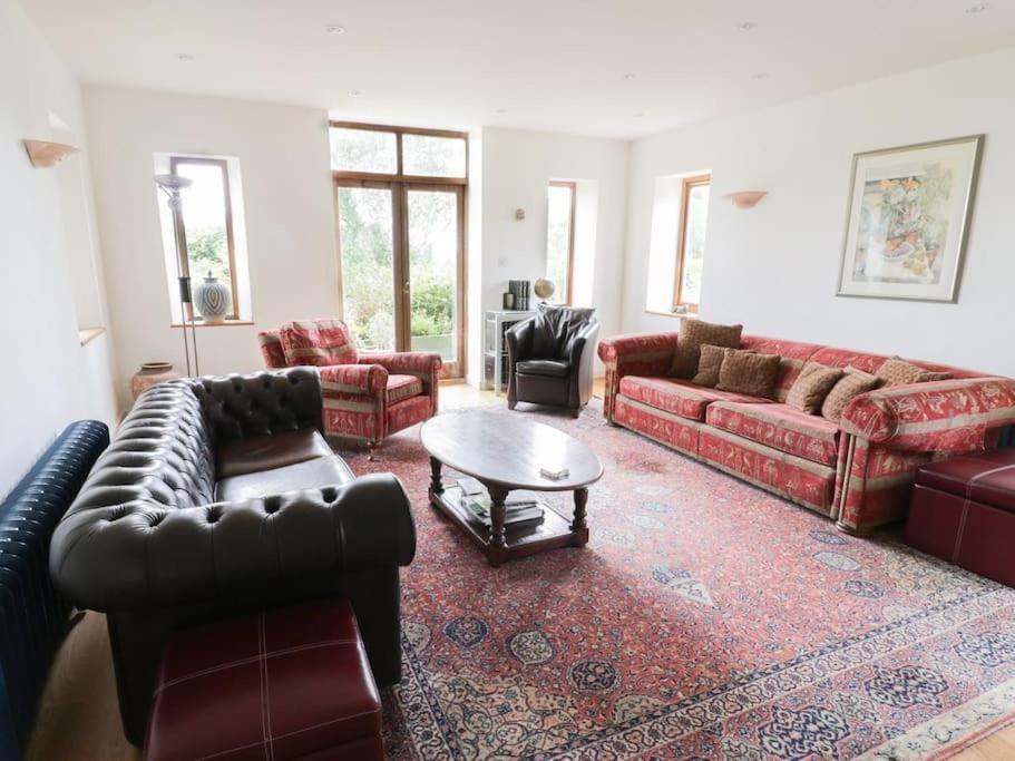 Spacious Rural Cotswolds Family With Mod-cons! Holiday home Cheltenham