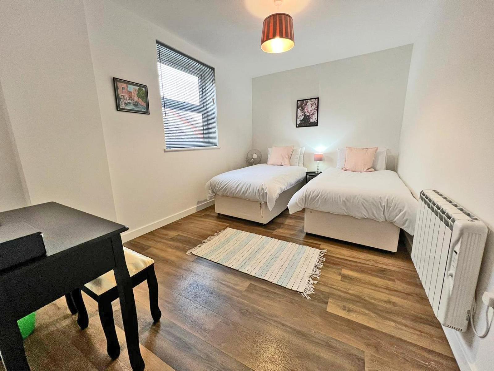 Immaculate 2-bed Town Centre Apartment