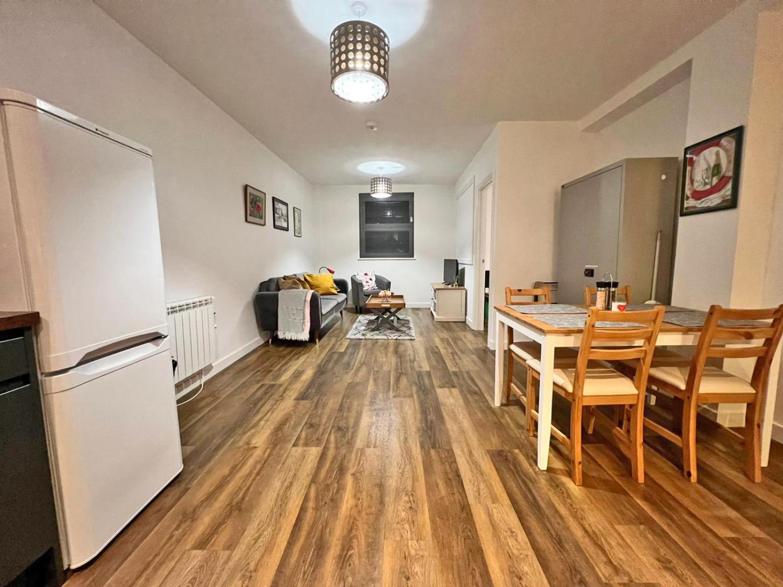 Immaculate 2-bed Town Centre Apartment