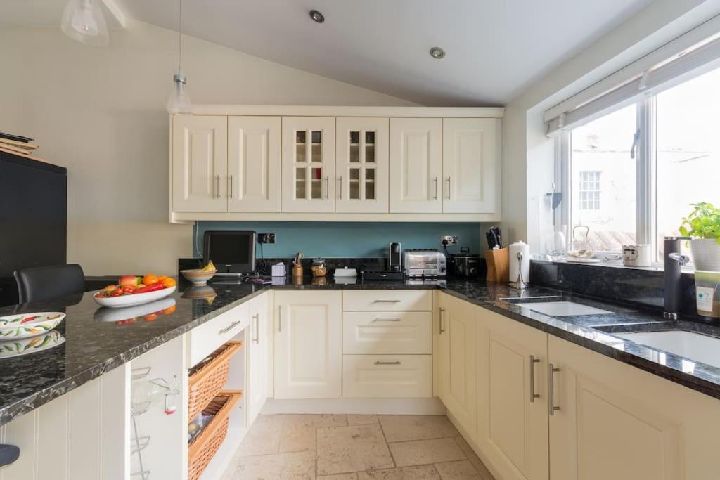 Four Bedroom Townhouse In Famous Suffolks Area * Cheltenham