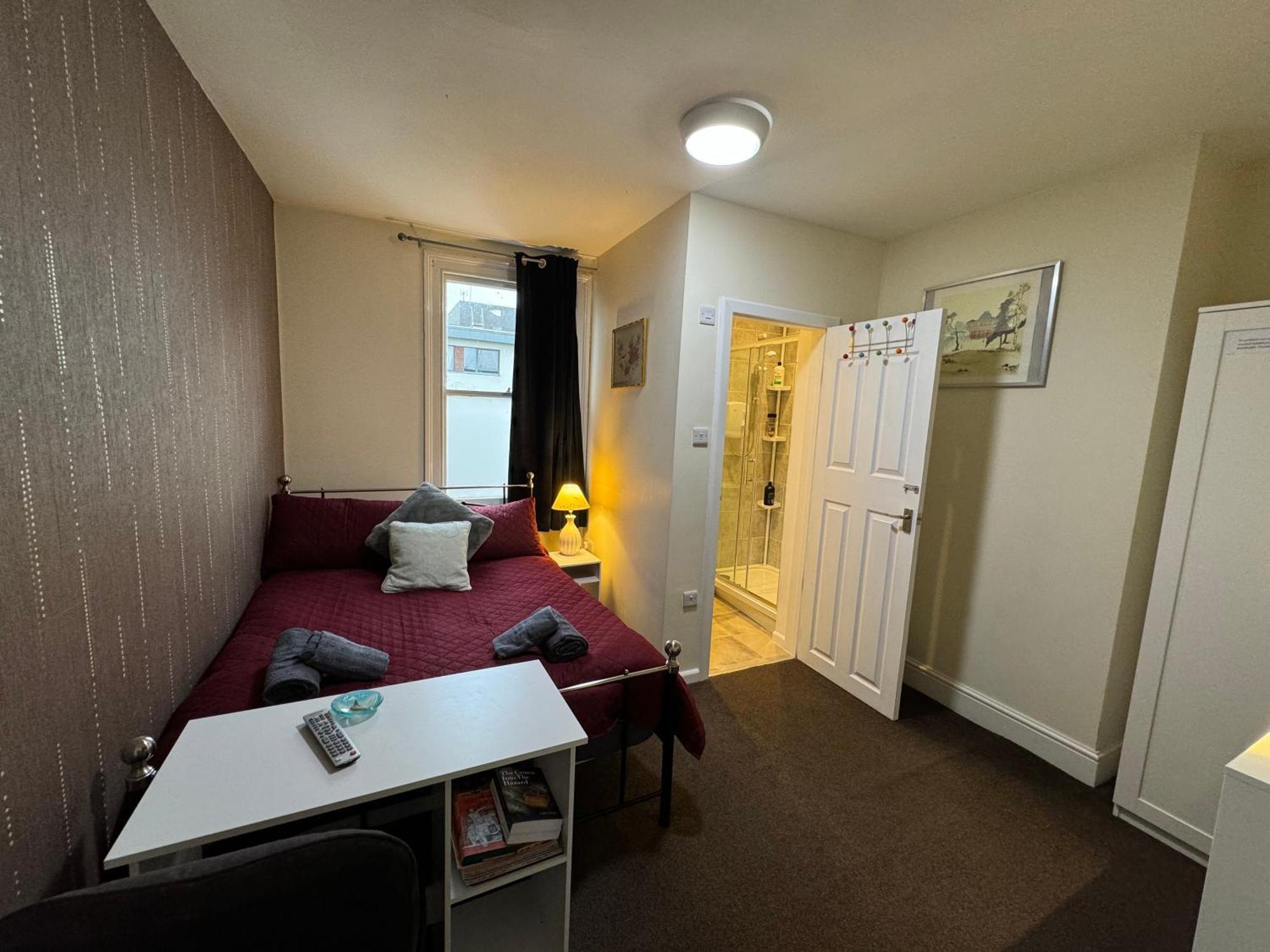 Homestay Comfortable Modern Home, Town Centre, Free Parking, Ensuite B *