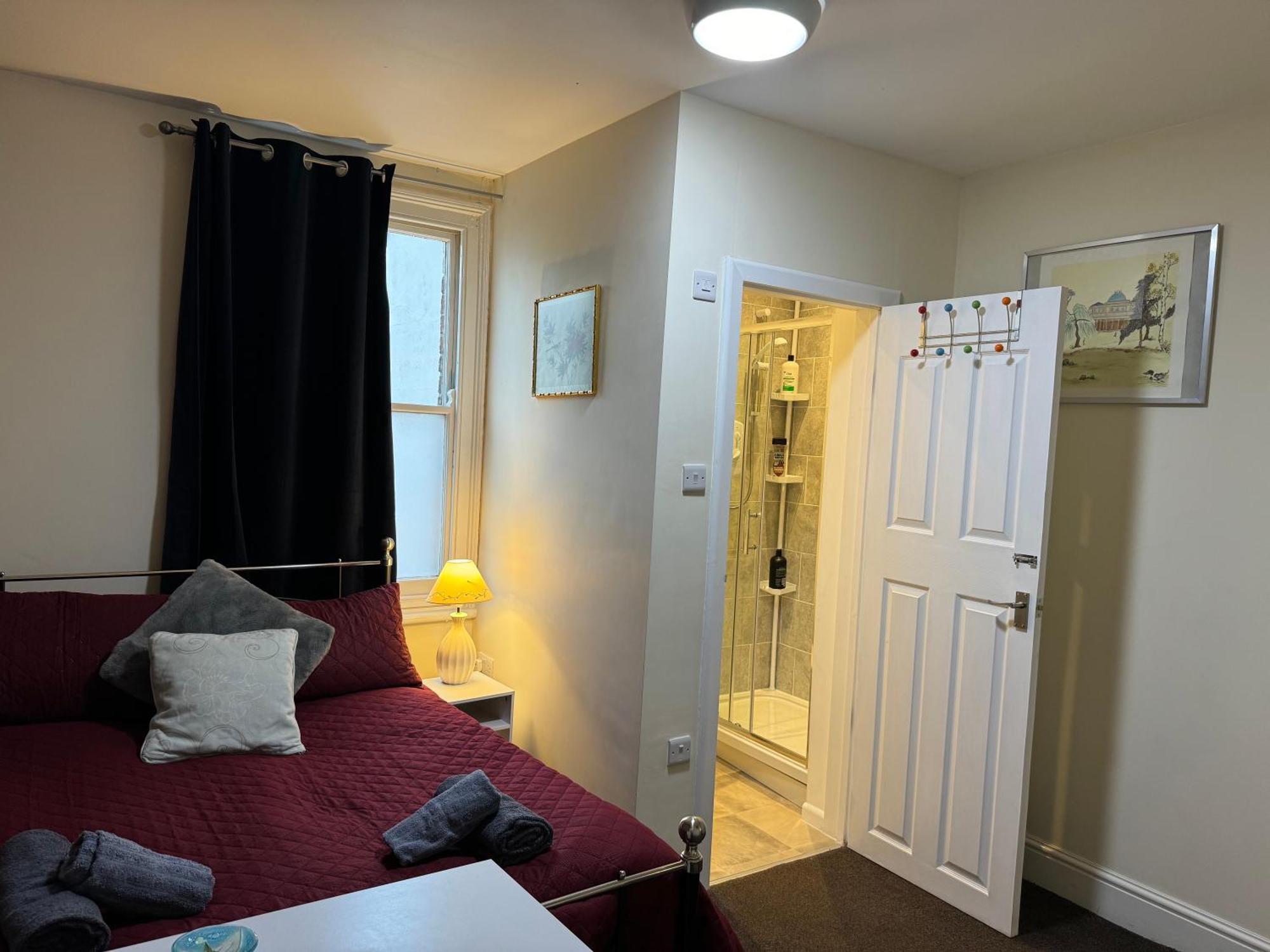 Comfortable Modern Home, Town Centre, Free Parking, Ensuite B * Cheltenham