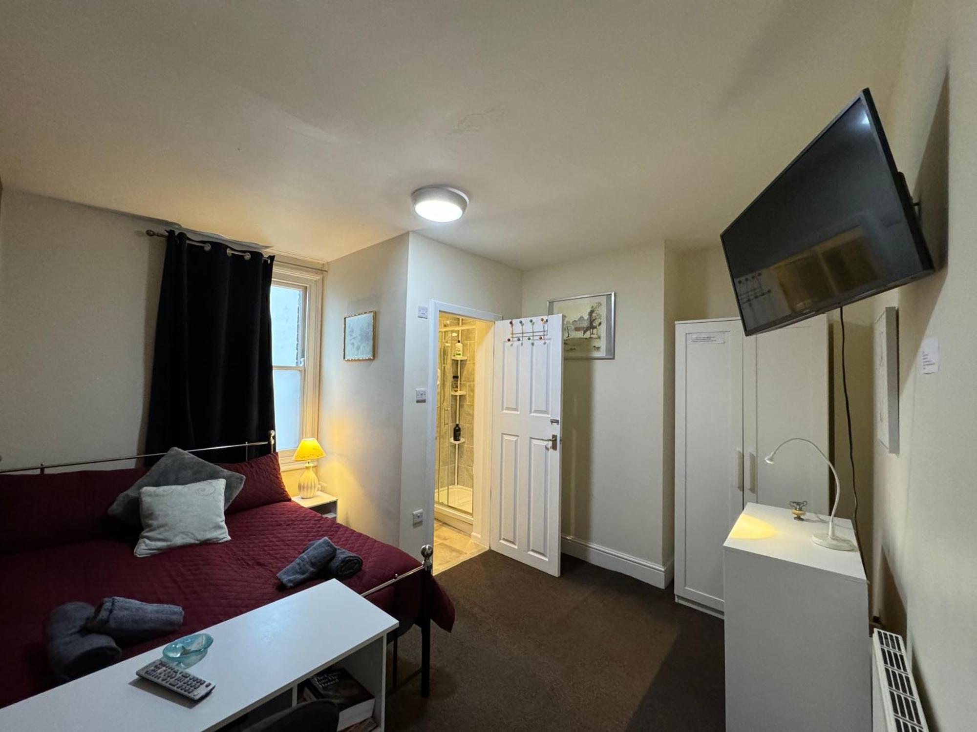 Homestay Comfortable Modern Home, Town Centre, Free Parking, Ensuite B