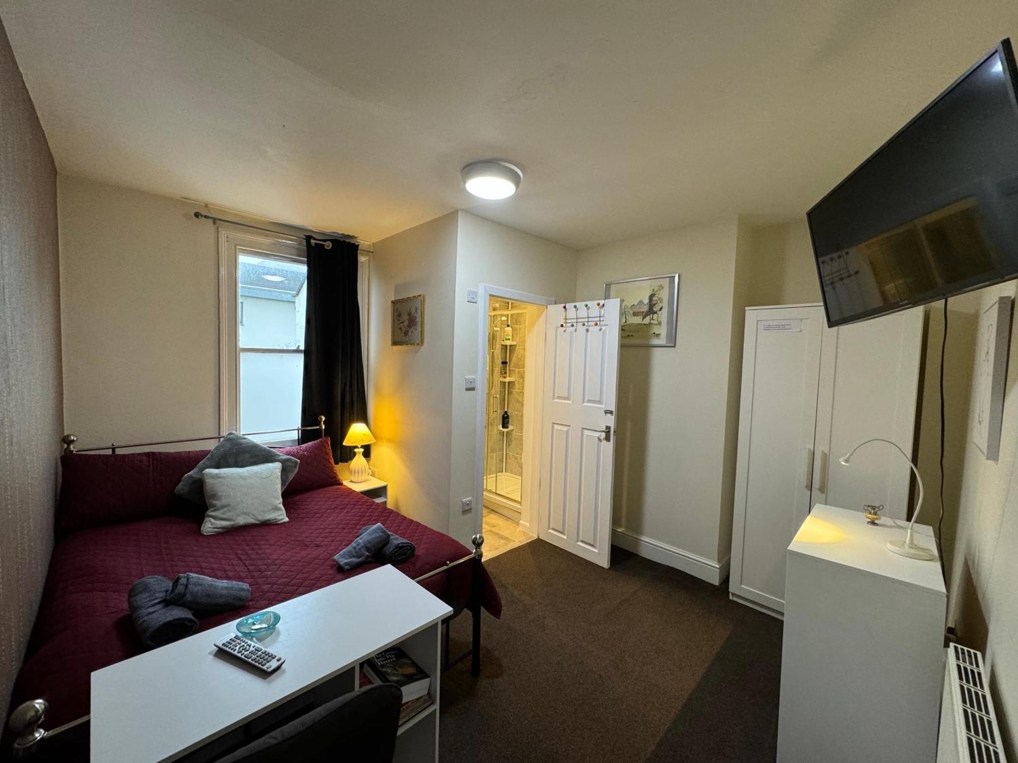 Comfortable Modern Home, Town Centre, Free Parking, Ensuite B * Cheltenham