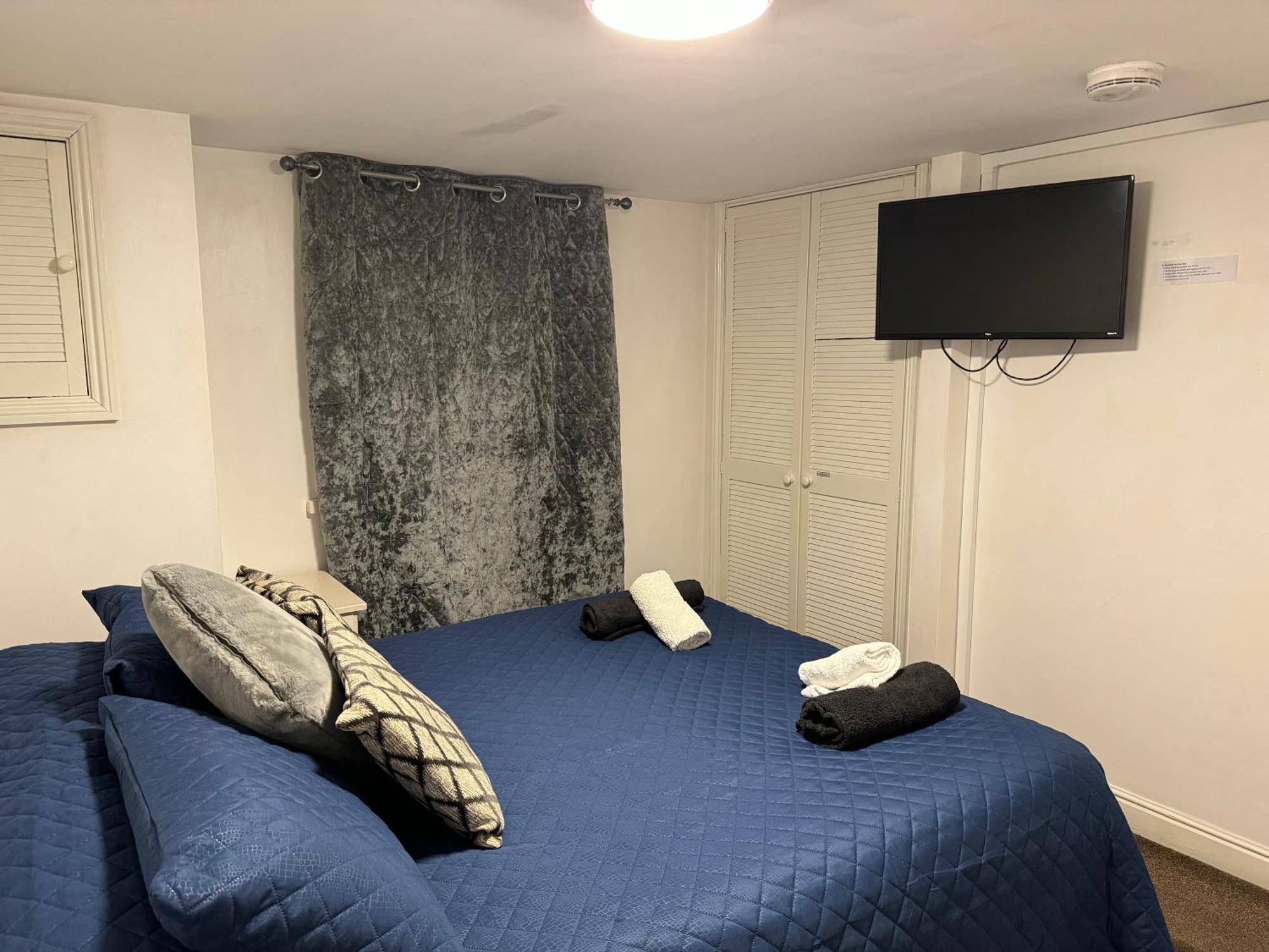 Comfortable Away From Home, Self Catering Flat, Town Centre, Free Parking Apartment *