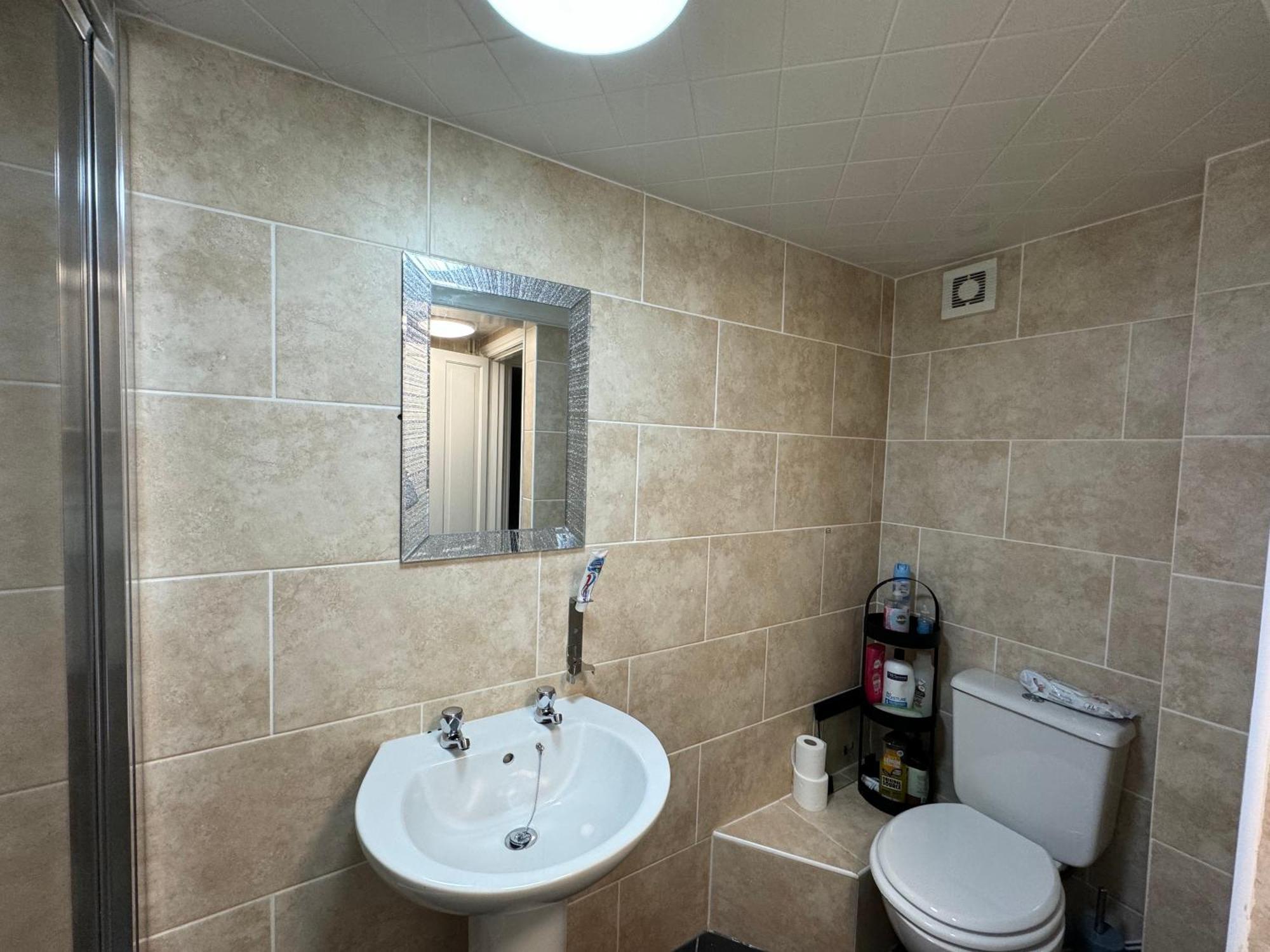 Comfortable Away From Home, Self Catering Flat, Town Centre, Free Parking Apartment *