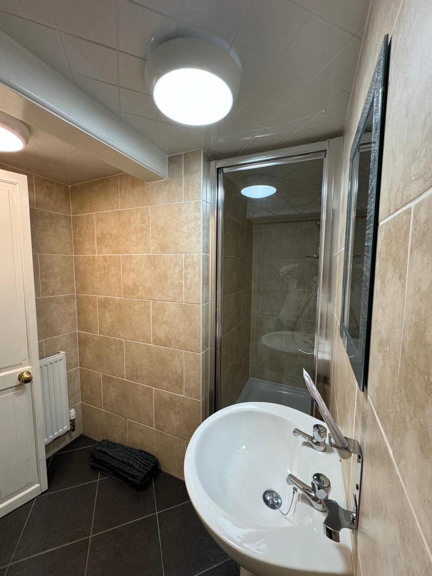 Apartment Comfortable Away From Home, Self Catering Flat, Town Centre, Free Parking