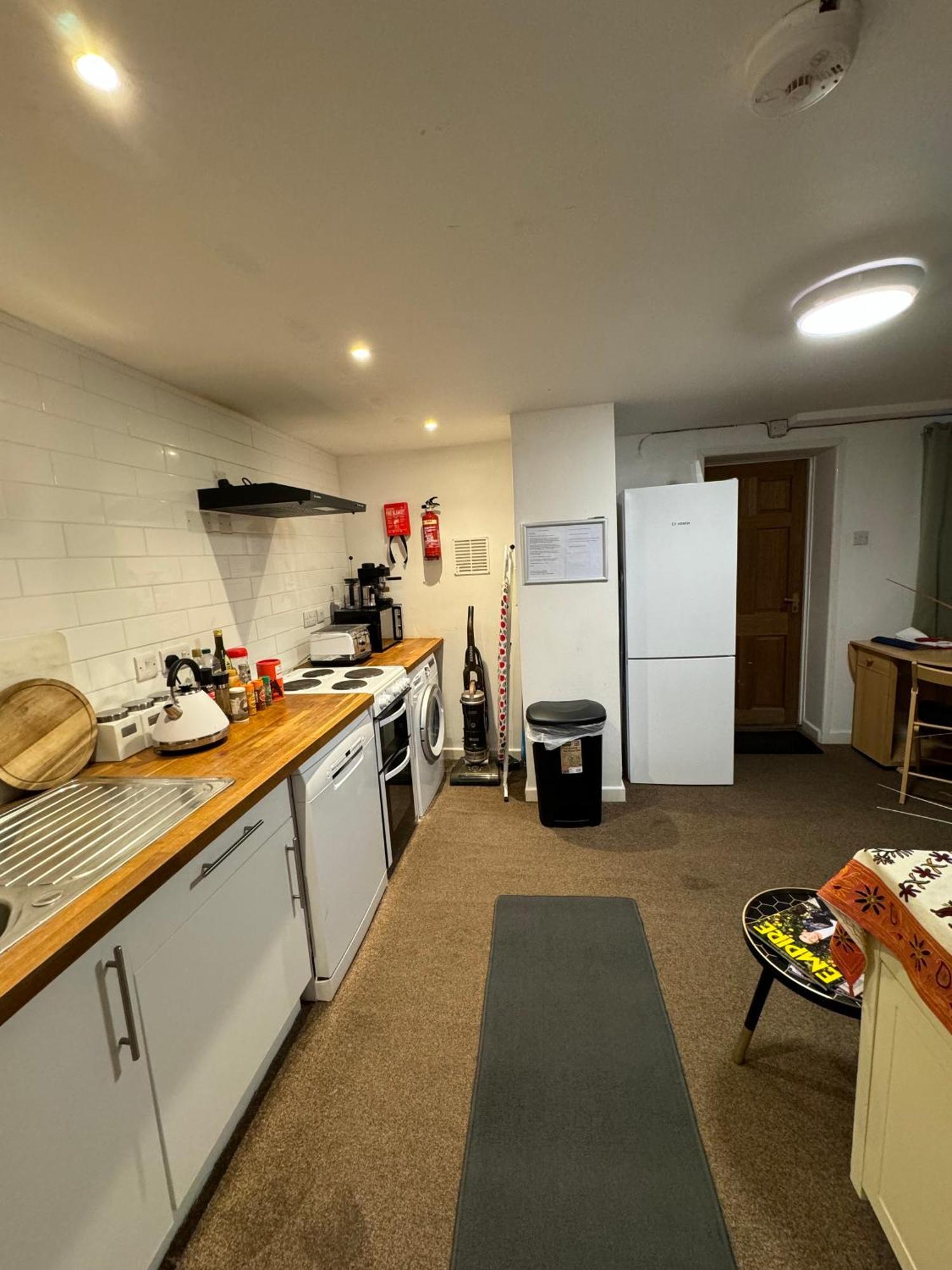 Comfortable Away From Home, Self Catering Flat, Town Centre, Free Parking Apartment Cheltenham