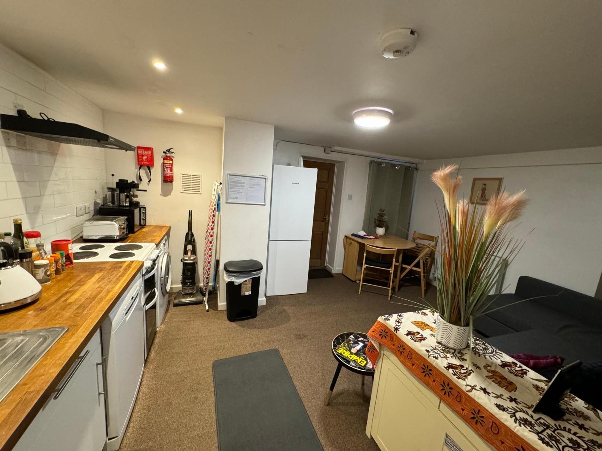 Comfortable Away From Home, Self Catering Flat, Town Centre, Free Parking