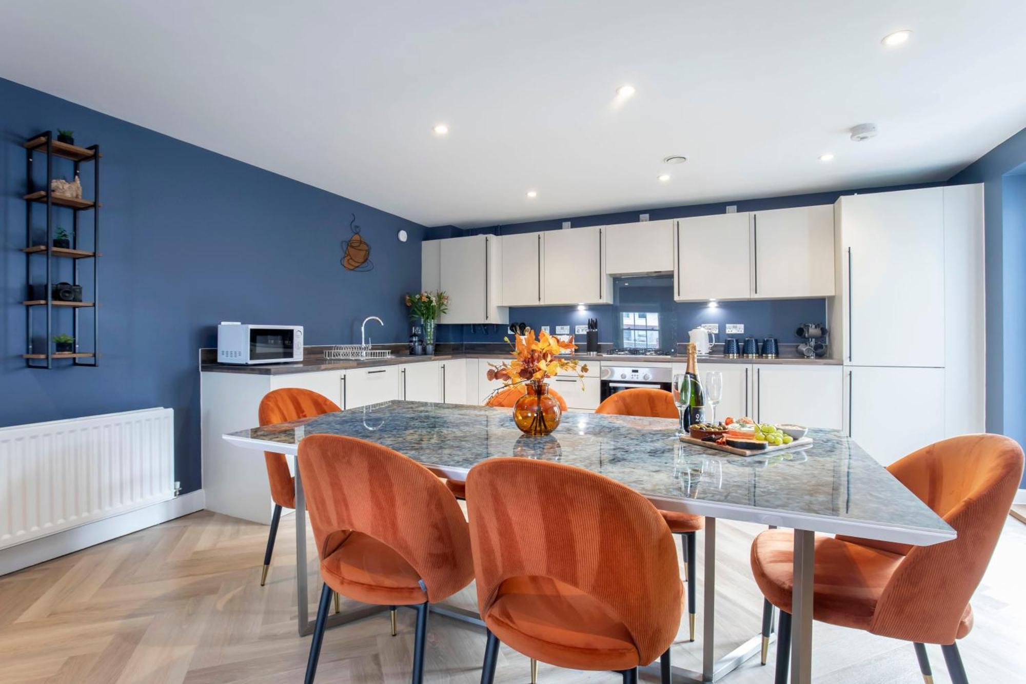 Elliot Oliver - Luxury Three Bedroom Town Centre With Parking *
