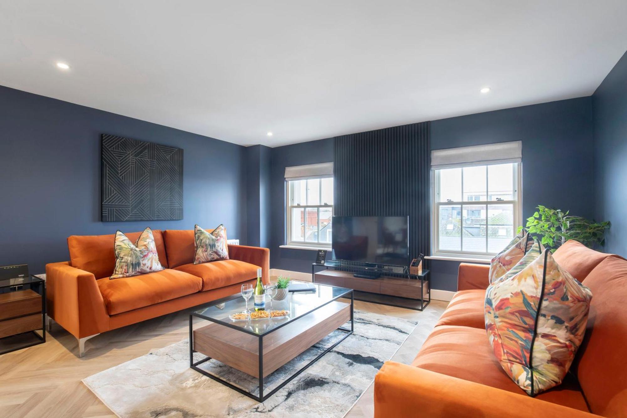 Elliot Oliver - Luxury Three Bedroom Town Centre With Parking Apartment