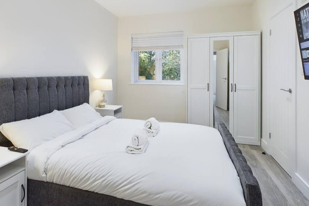 The Grange Sleeps 8 Family Retreat Free Wi-fi & Parking Holiday home Cheltenham
