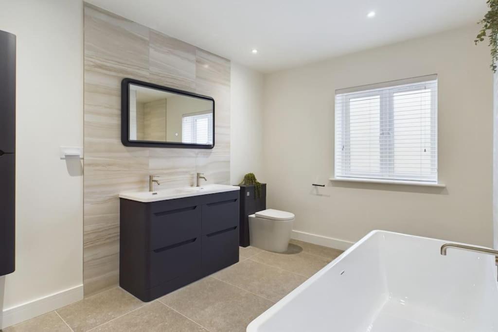 Holiday home The Grange Sleeps 8 Family Retreat Free Wi-fi & Parking *