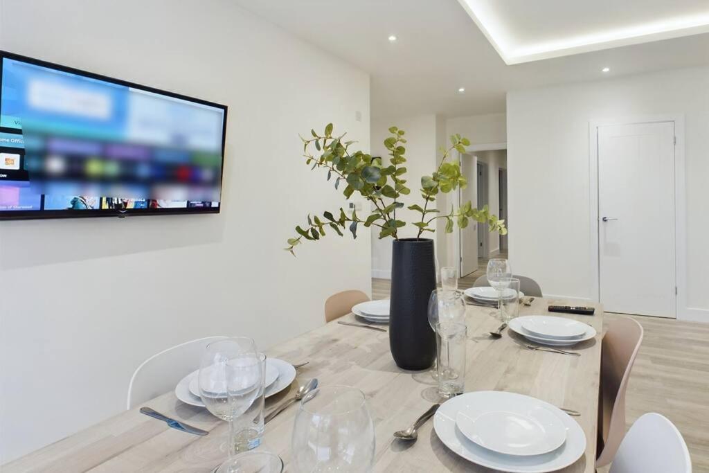 The Grange Sleeps 8 Family Retreat Free Wi-fi & Parking Holiday home Cheltenham