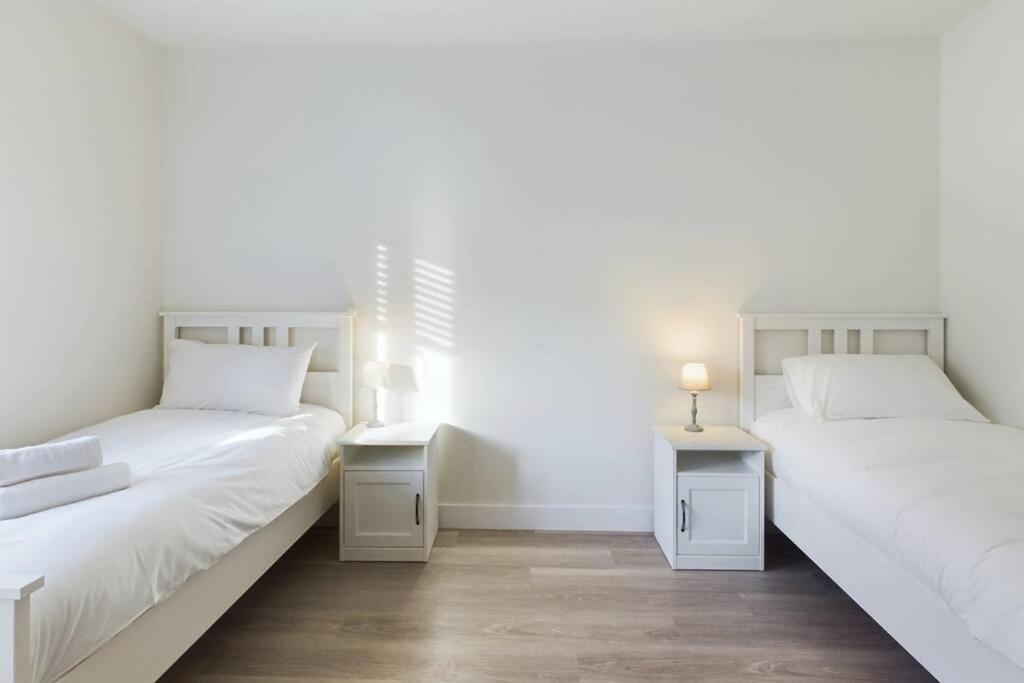 The Grange Sleeps 8 Family Retreat Free Wi-fi & Parking Cheltenham