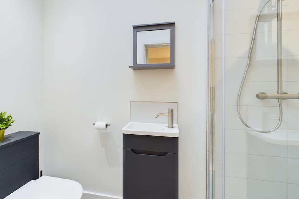 The Grange Sleeps 8 Family Retreat Free Wi-fi & Parking *