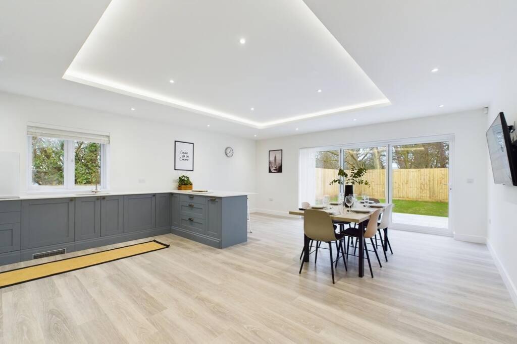 The Grange Sleeps 8 Family Retreat Free Wi-fi & Parking Cheltenham