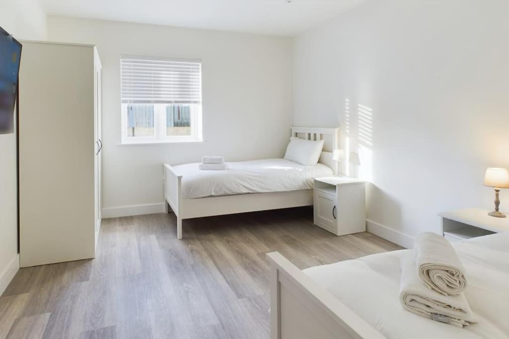The Grange Sleeps 8 Family Retreat Free Wi-fi & Parking Holiday home *