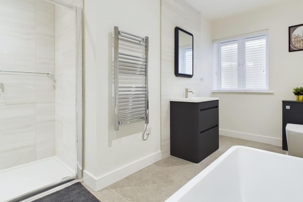 The Grange Sleeps 8 Family Retreat Free Wi-fi & Parking Holiday home Cheltenham