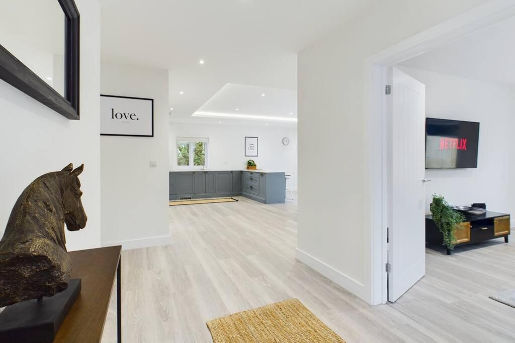The Grange Sleeps 8 Family Retreat Free Wi-fi & Parking Holiday home *