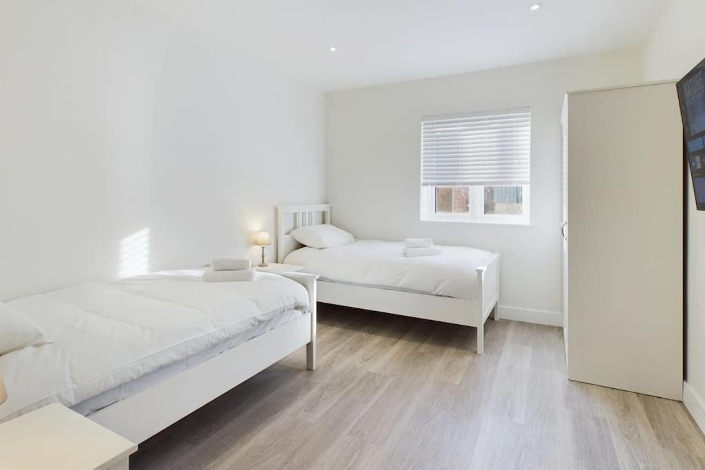 The Grange Sleeps 8 Family Retreat Free Wi-fi & Parking Holiday home