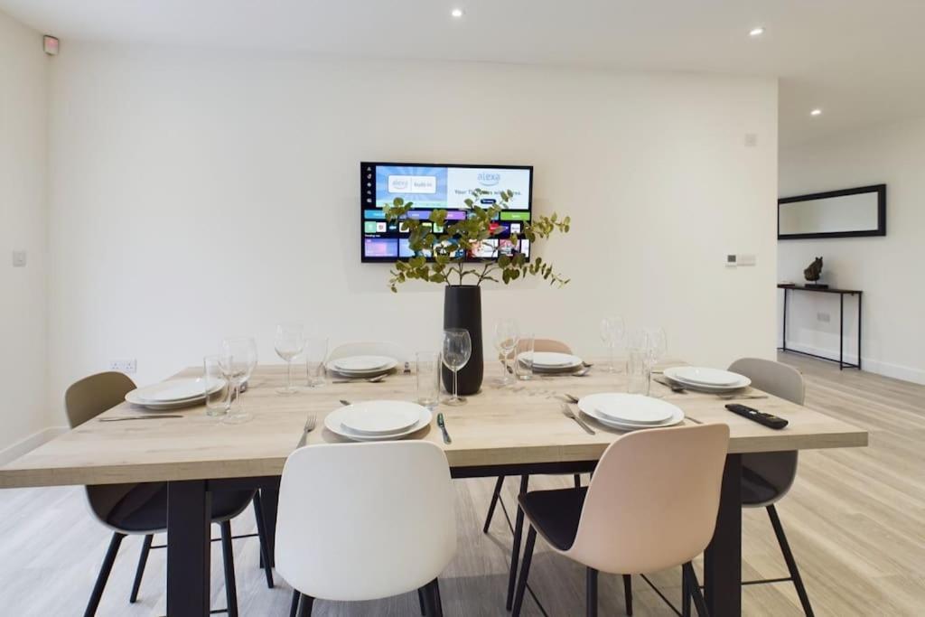 The Grange Sleeps 8 Family Retreat Free Wi-fi & Parking