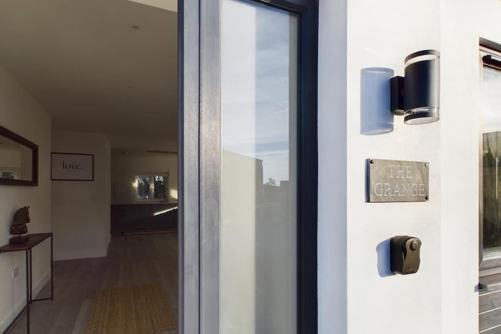 The Grange Sleeps 8 Family Retreat Free Wi-fi & Parking Holiday home Cheltenham