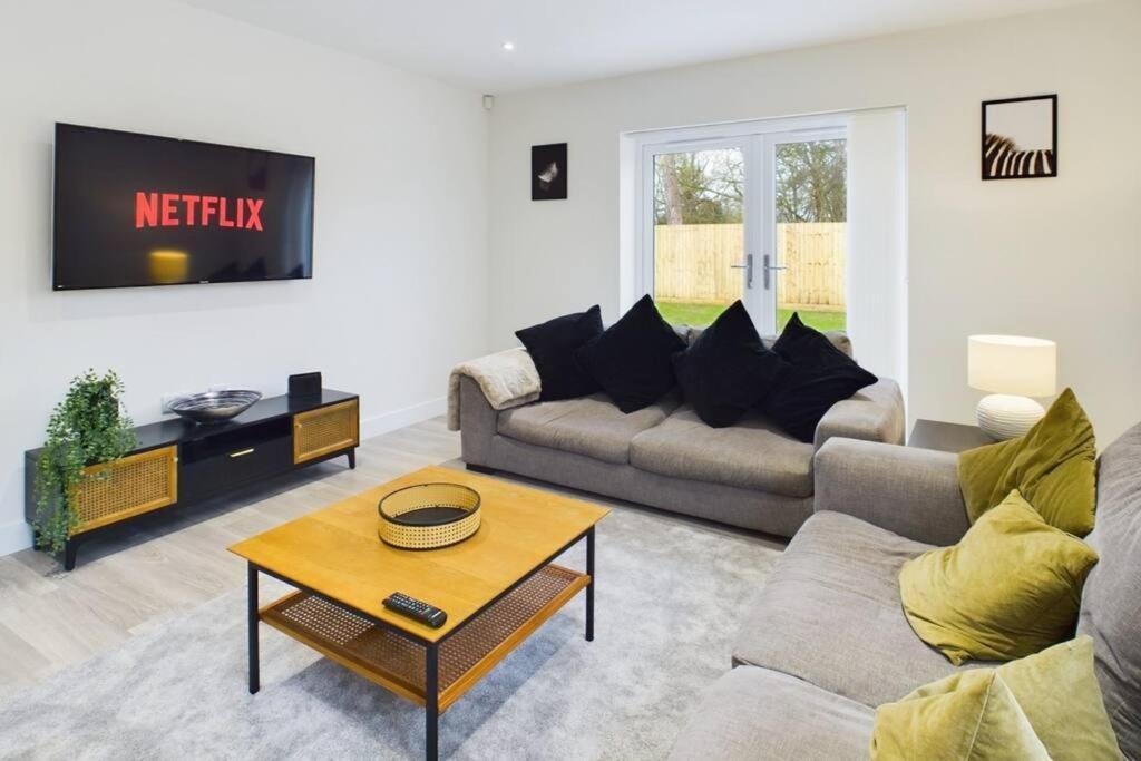 The Grange Sleeps 8 Family Retreat Free Wi-fi & Parking Cheltenham