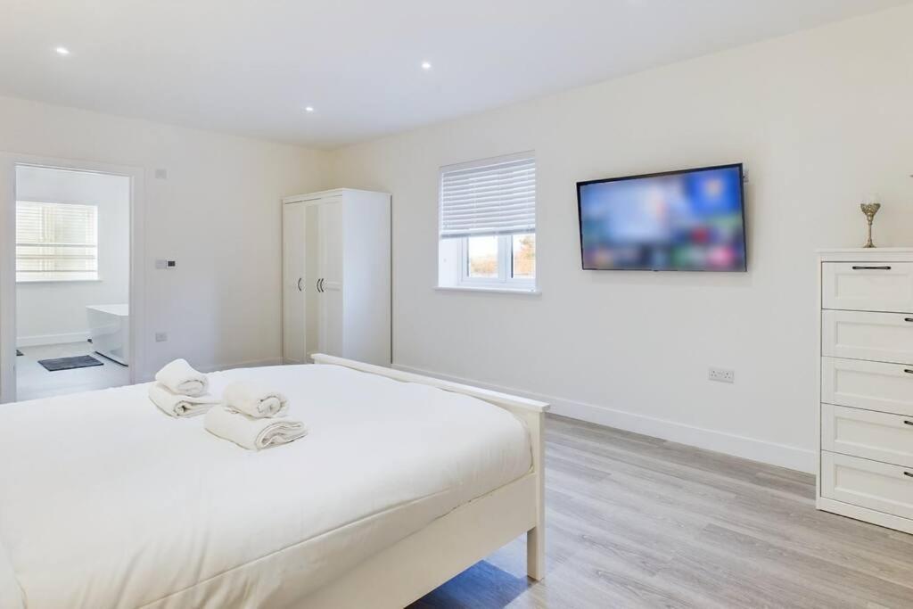 Holiday home The Grange Sleeps 8 Family Retreat Free Wi-fi & Parking Cheltenham