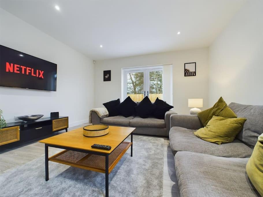 The Grange Sleeps 8 Family Retreat Free Wi-fi & Parking