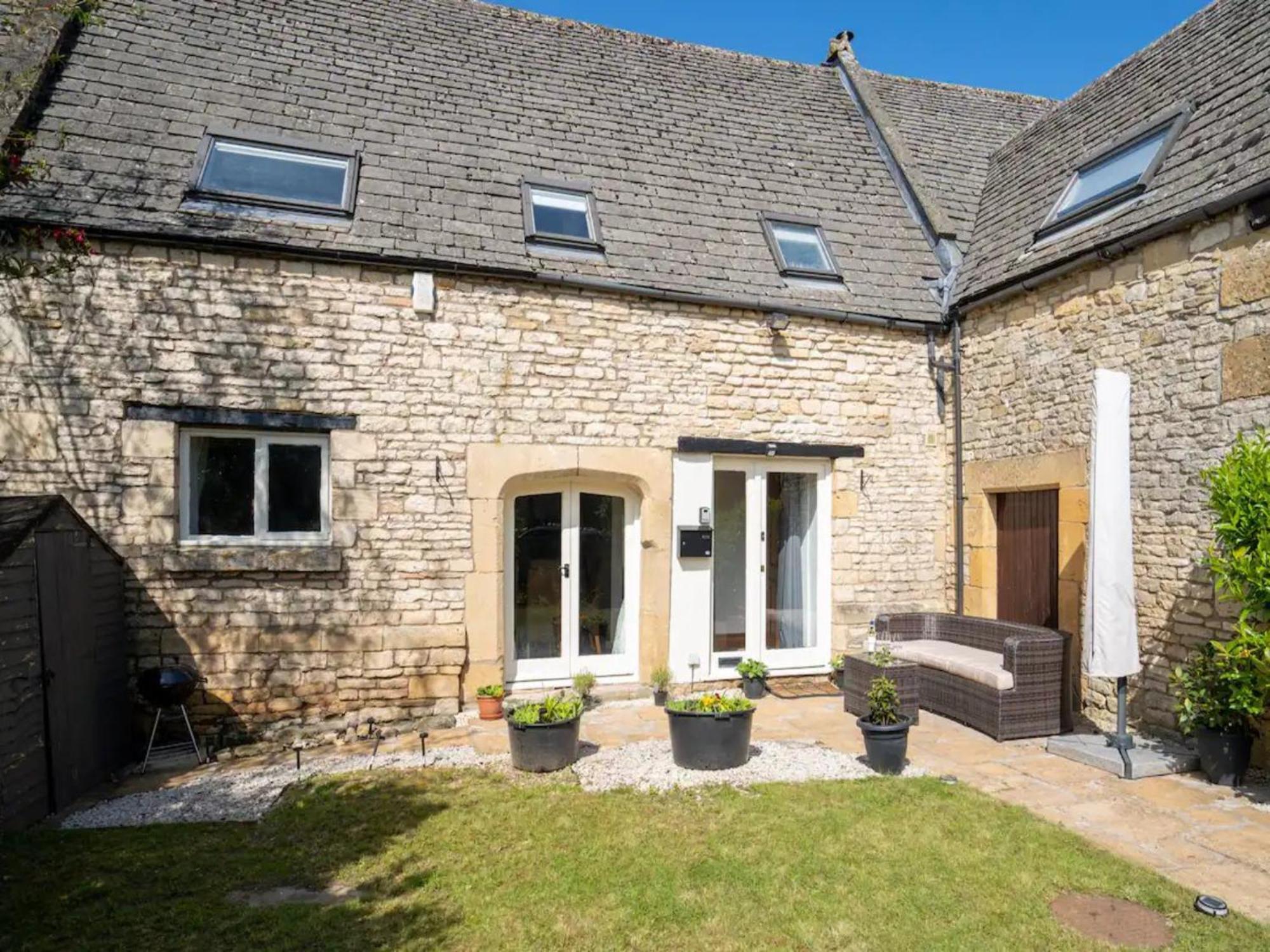Holiday home Pass The Keys Converted 17th Century Barn With Garden Parking Cheltenham