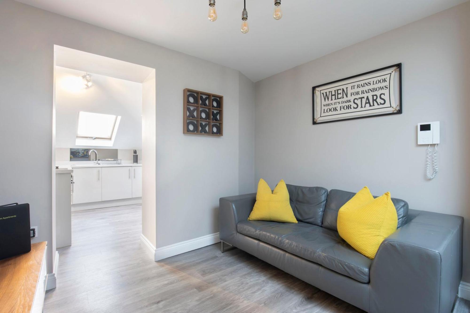 Elliot Oliver - Modern 2 Bedroom Town Centre Apartment *