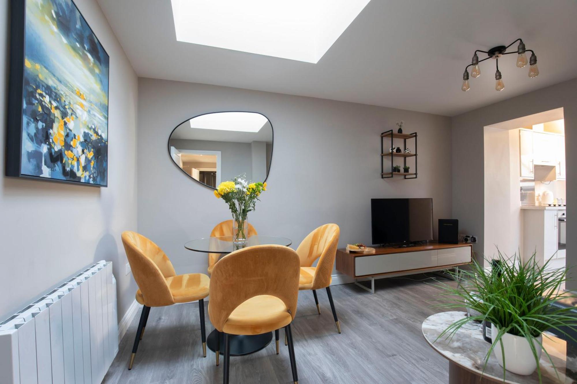 Elliot Oliver - Modern 2 Bedroom Town Centre Apartment *