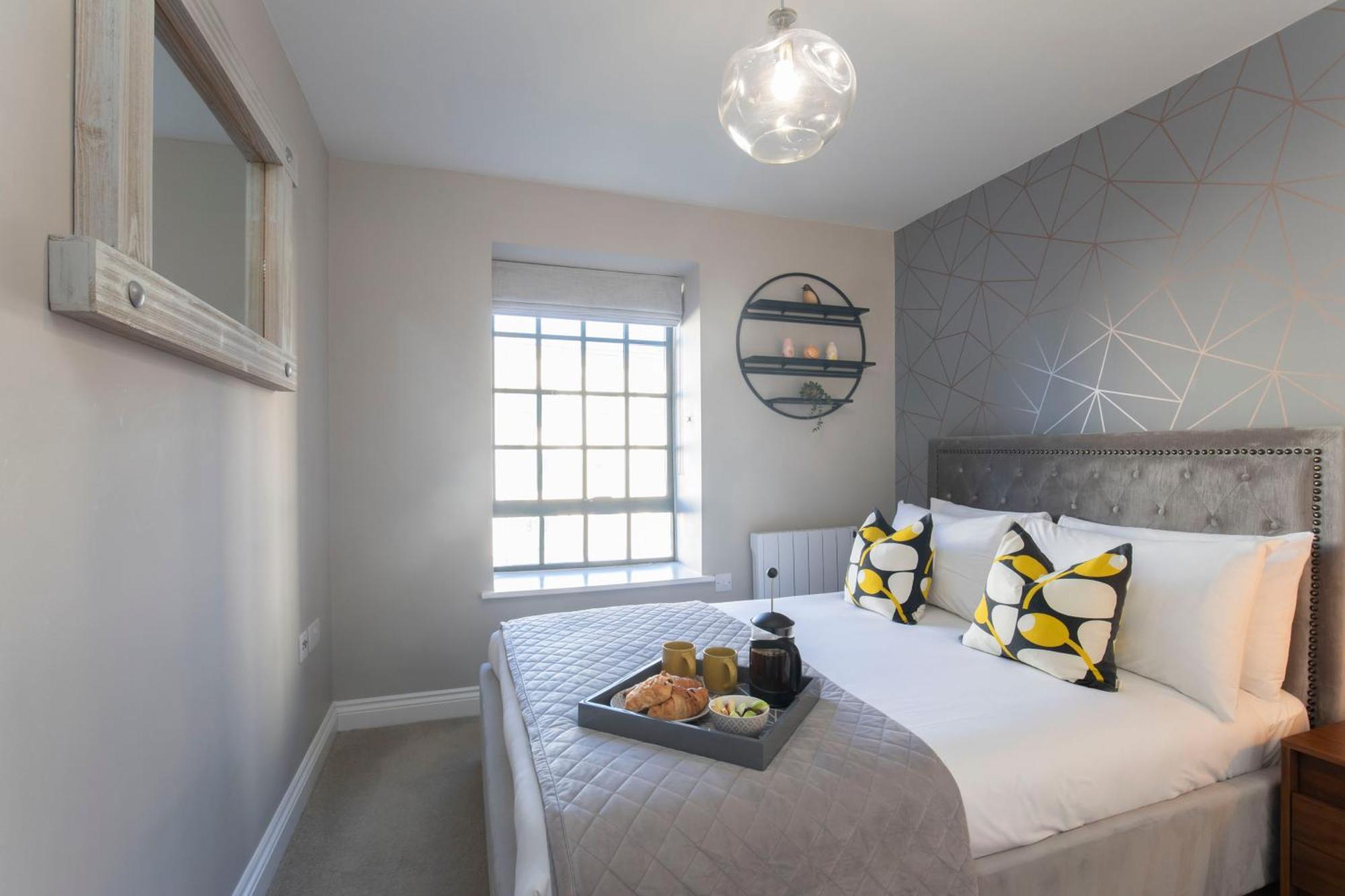 Elliot Oliver - Modern 2 Bedroom Town Centre Apartment *
