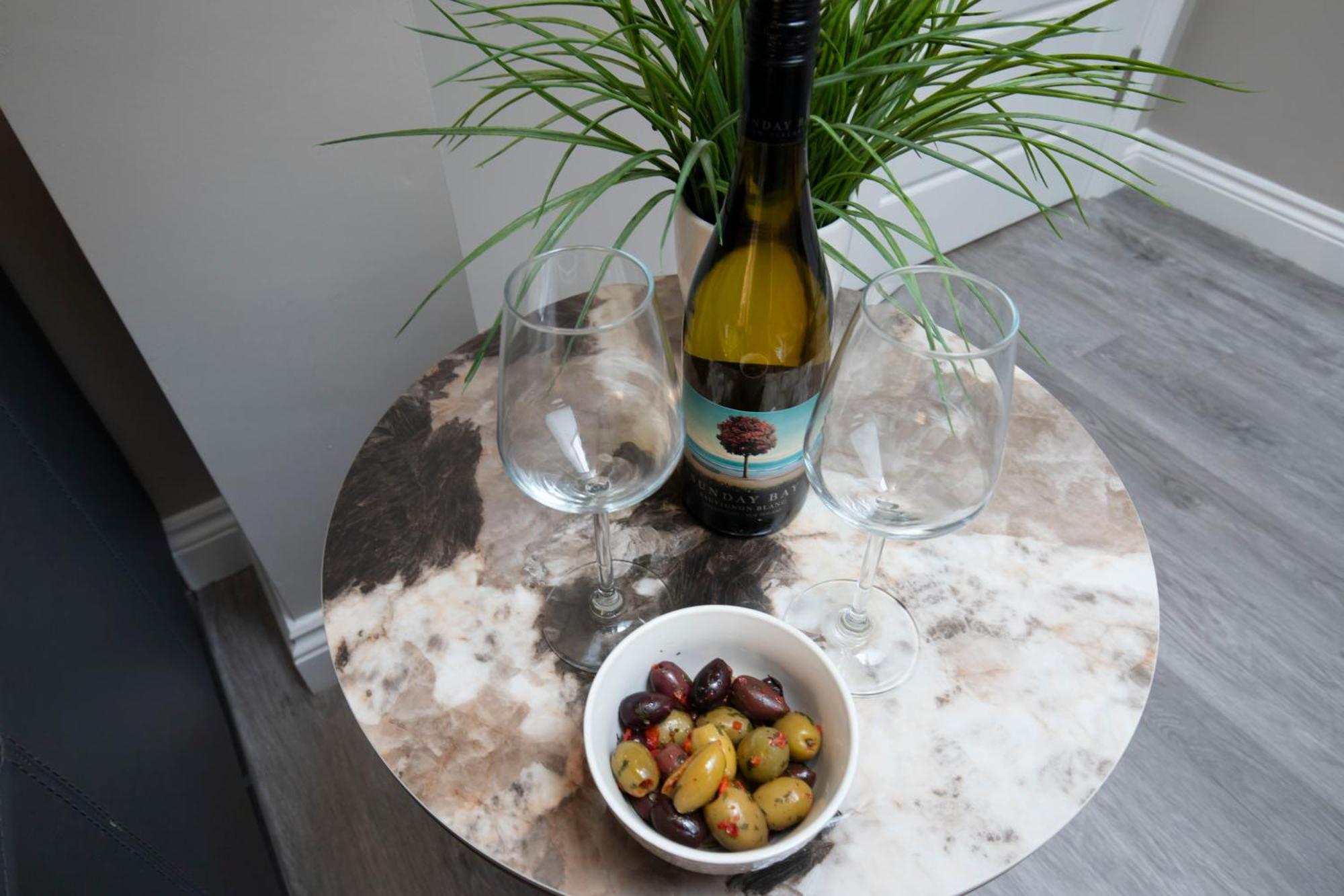 Elliot Oliver - Modern 2 Bedroom Town Centre Apartment Cheltenham