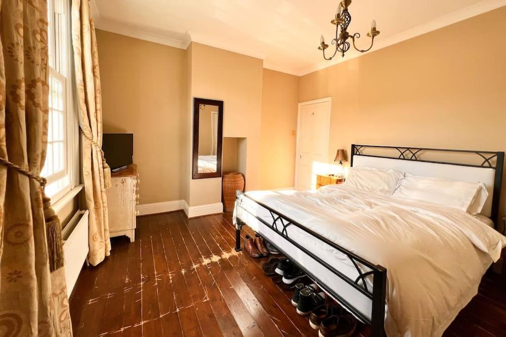 Two Bedroom Period In Tivoli * Cheltenham