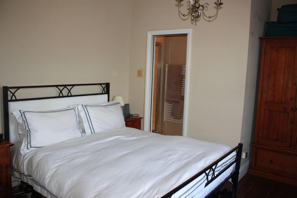 Two Bedroom Period In Tivoli Holiday home Cheltenham