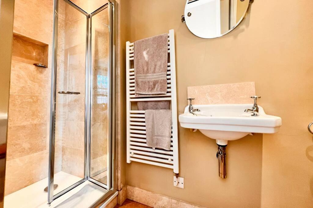 Two Bedroom Period In Tivoli *