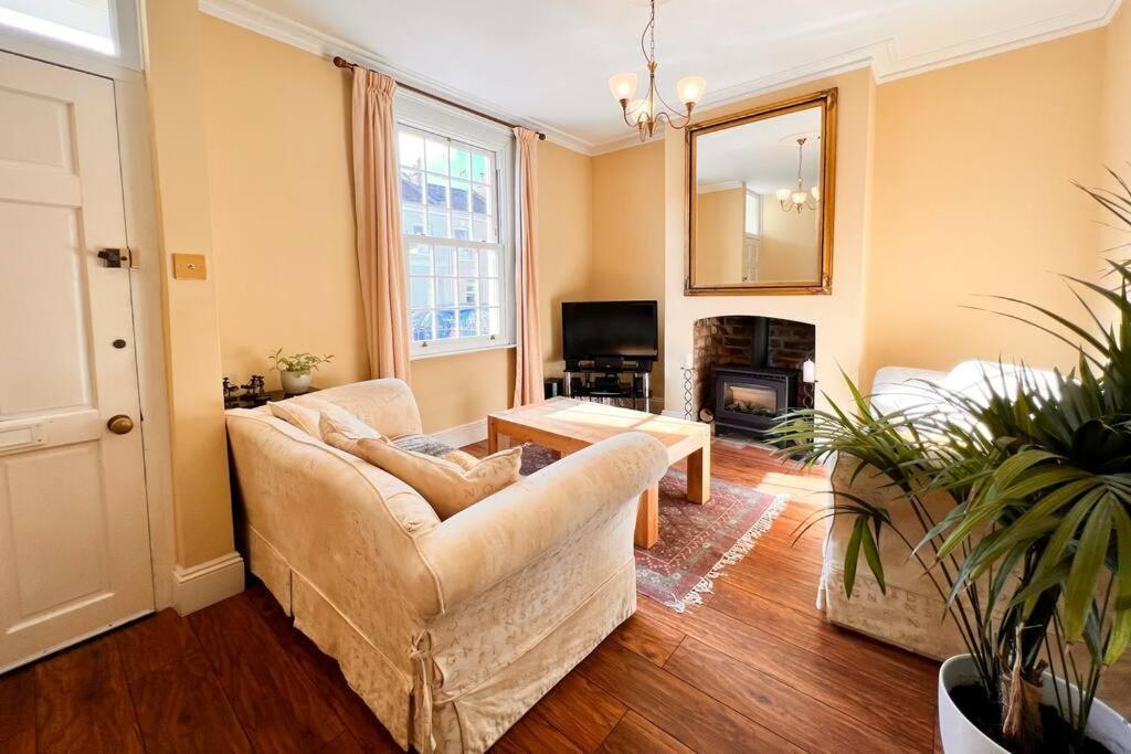 Two Bedroom Period In Tivoli Cheltenham