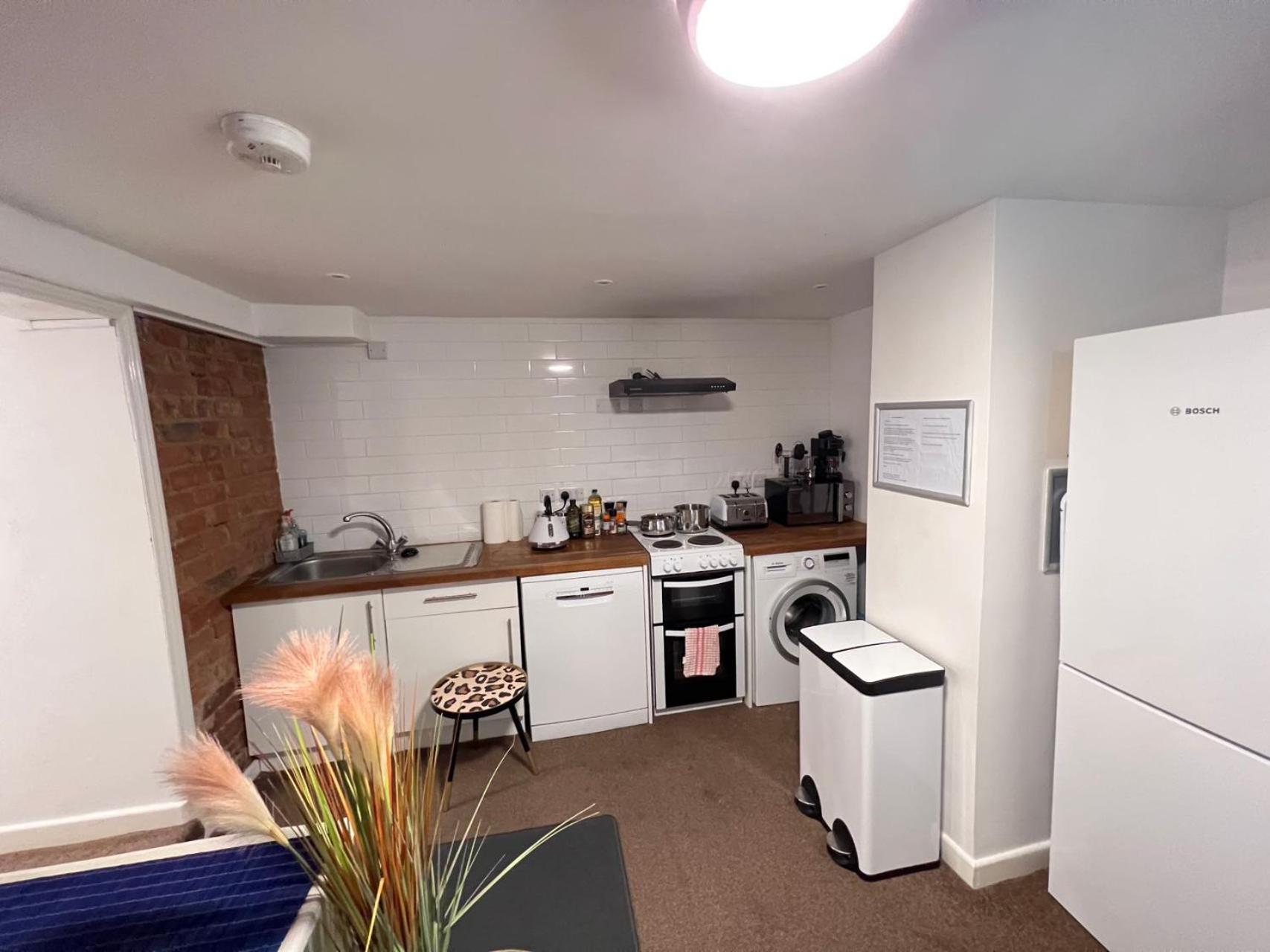 Comfortable Away From Home, Self Catering Flat, Town Centre, Free Parking