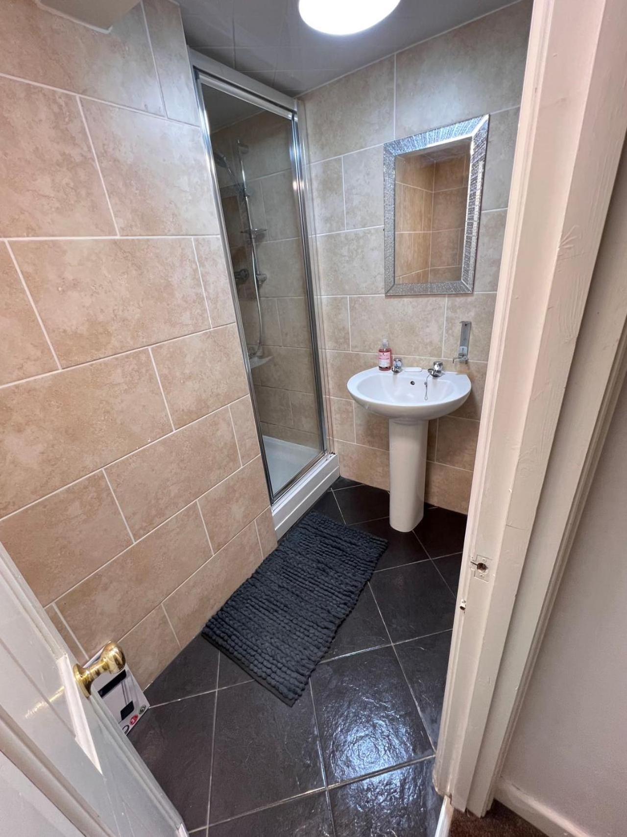Apartment Comfortable Away From Home, Self Catering Flat, Town Centre, Free Parking