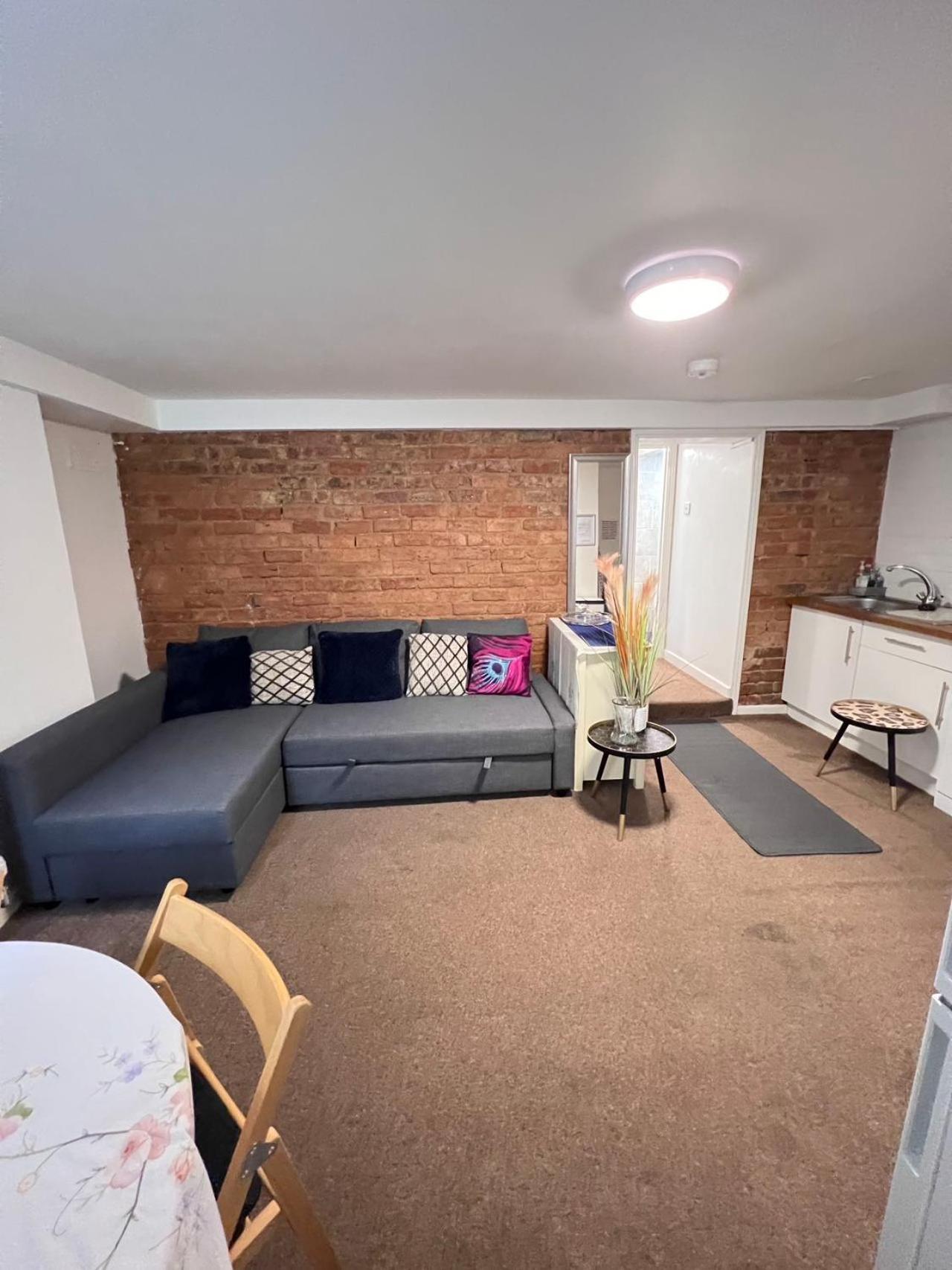 Apartment Comfortable Away From Home, Self Catering Flat, Town Centre, Free Parking Cheltenham