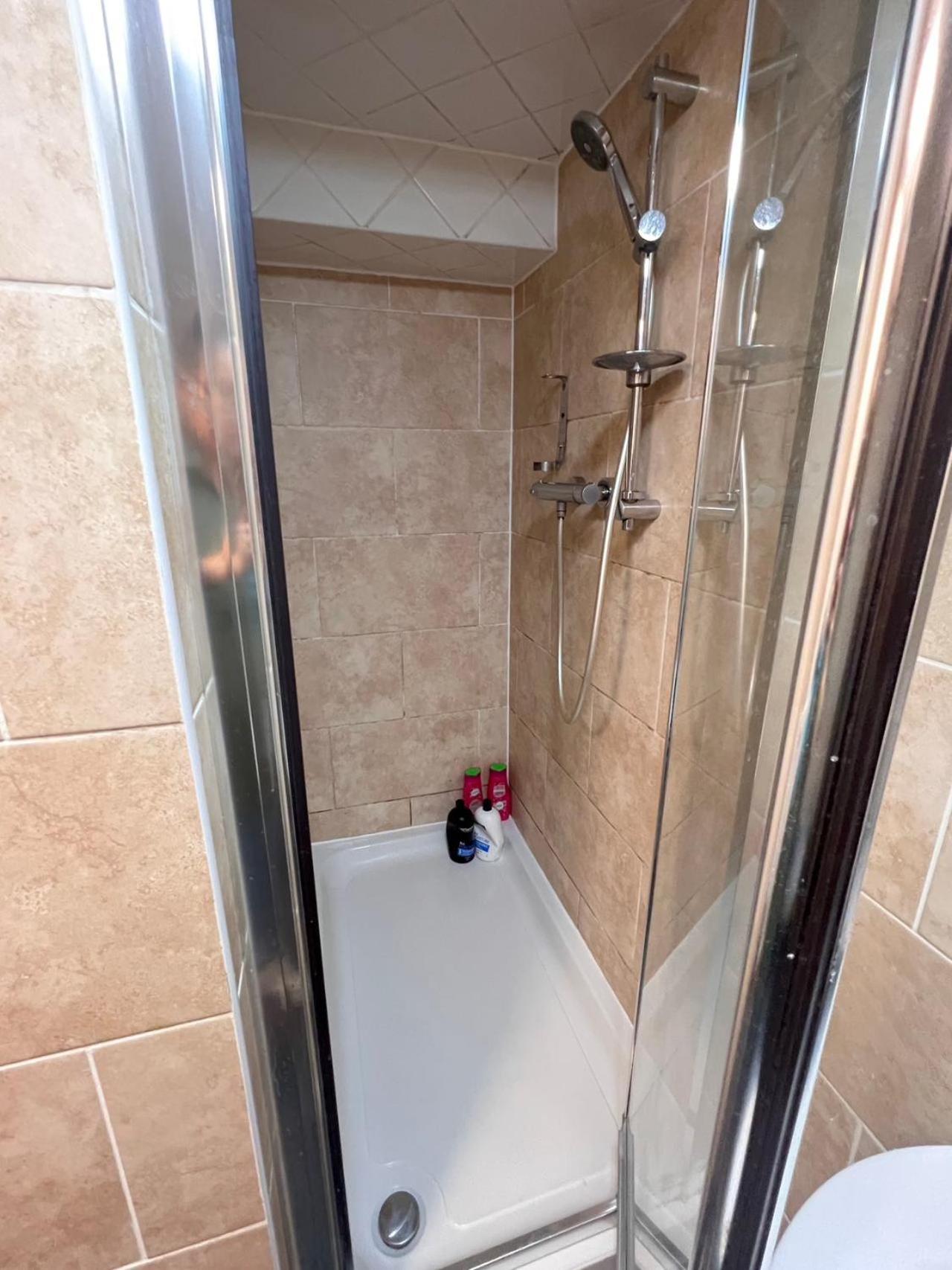 Comfortable Away From Home, Self Catering Flat, Town Centre, Free Parking