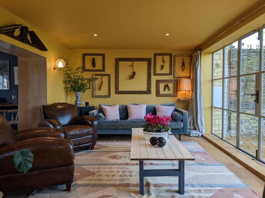 Stylish 3 Bed Cotswold With Stunning Views