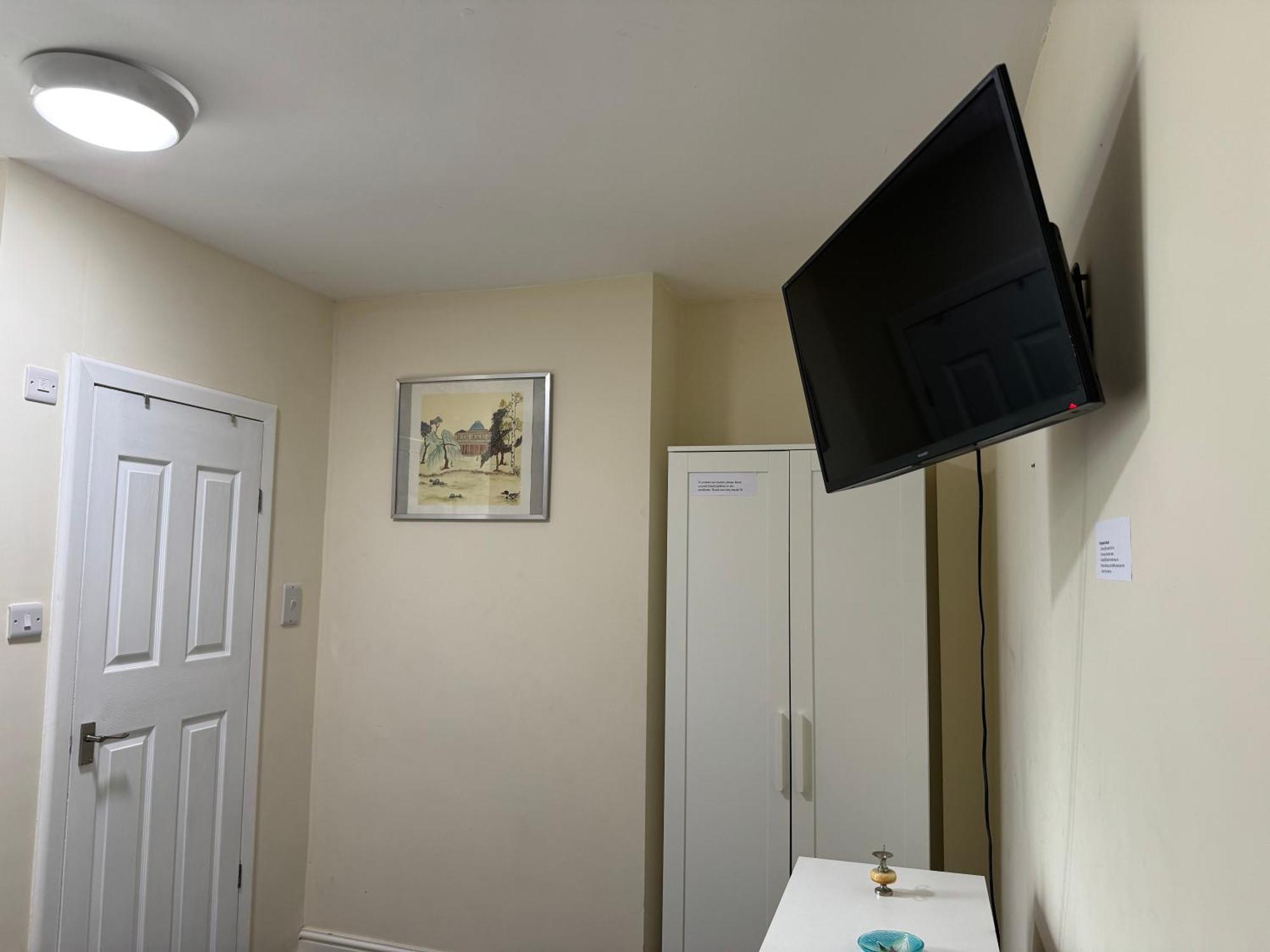 Comfortable Modern Home, Town Centre, Free Parking, Ensuite B *