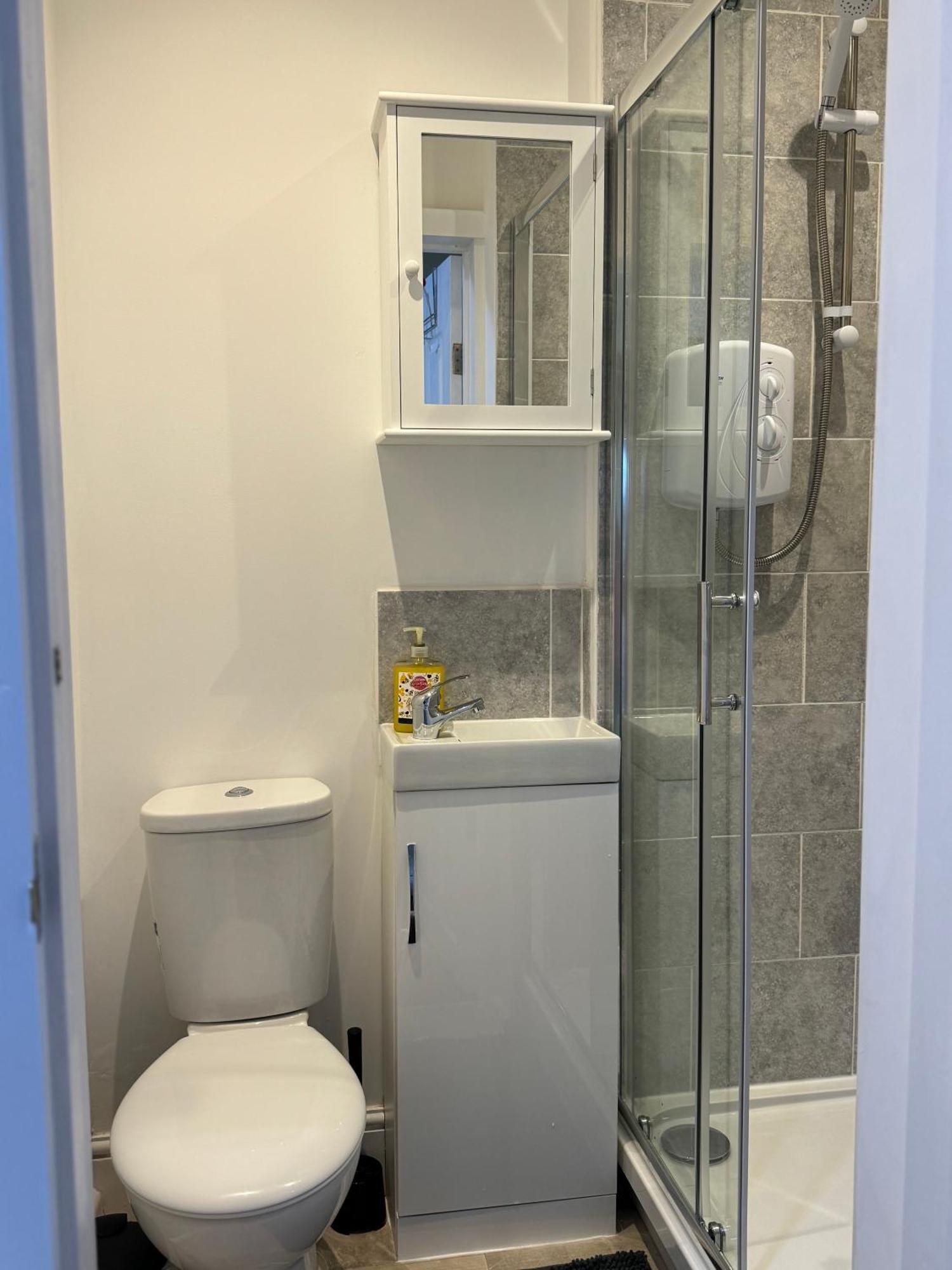 Comfortable Modern Home, Town Centre, Free Parking, Ensuite B *