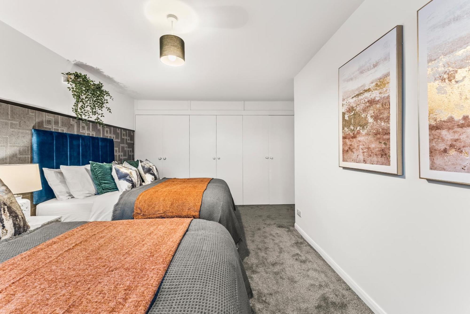 Elegant Retreat In Cheltenham - Garden & Parking Included