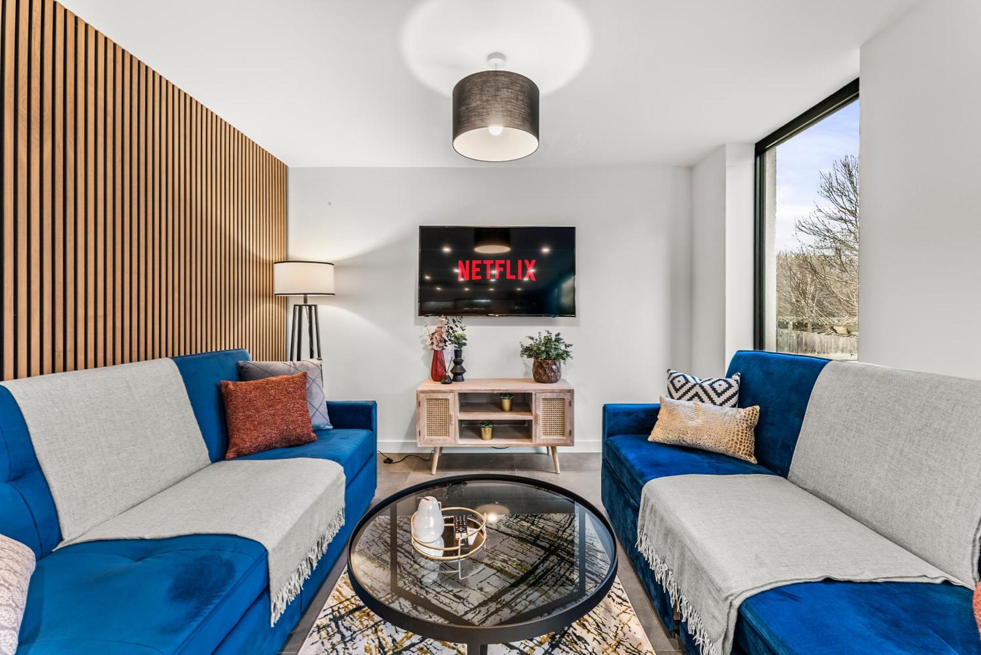 Elegant Retreat In Cheltenham - Garden & Parking Included