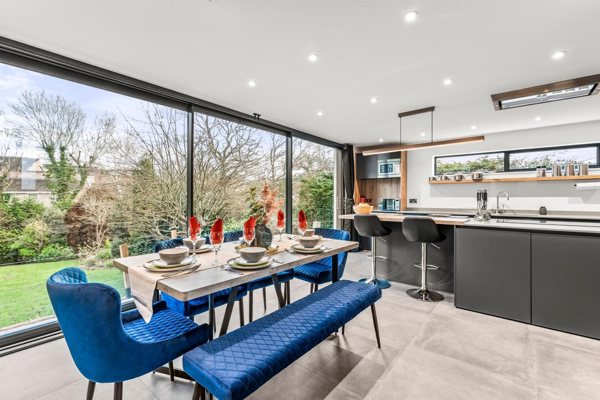 Elegant Retreat In Cheltenham - Garden & Parking Included Holiday home Cheltenham