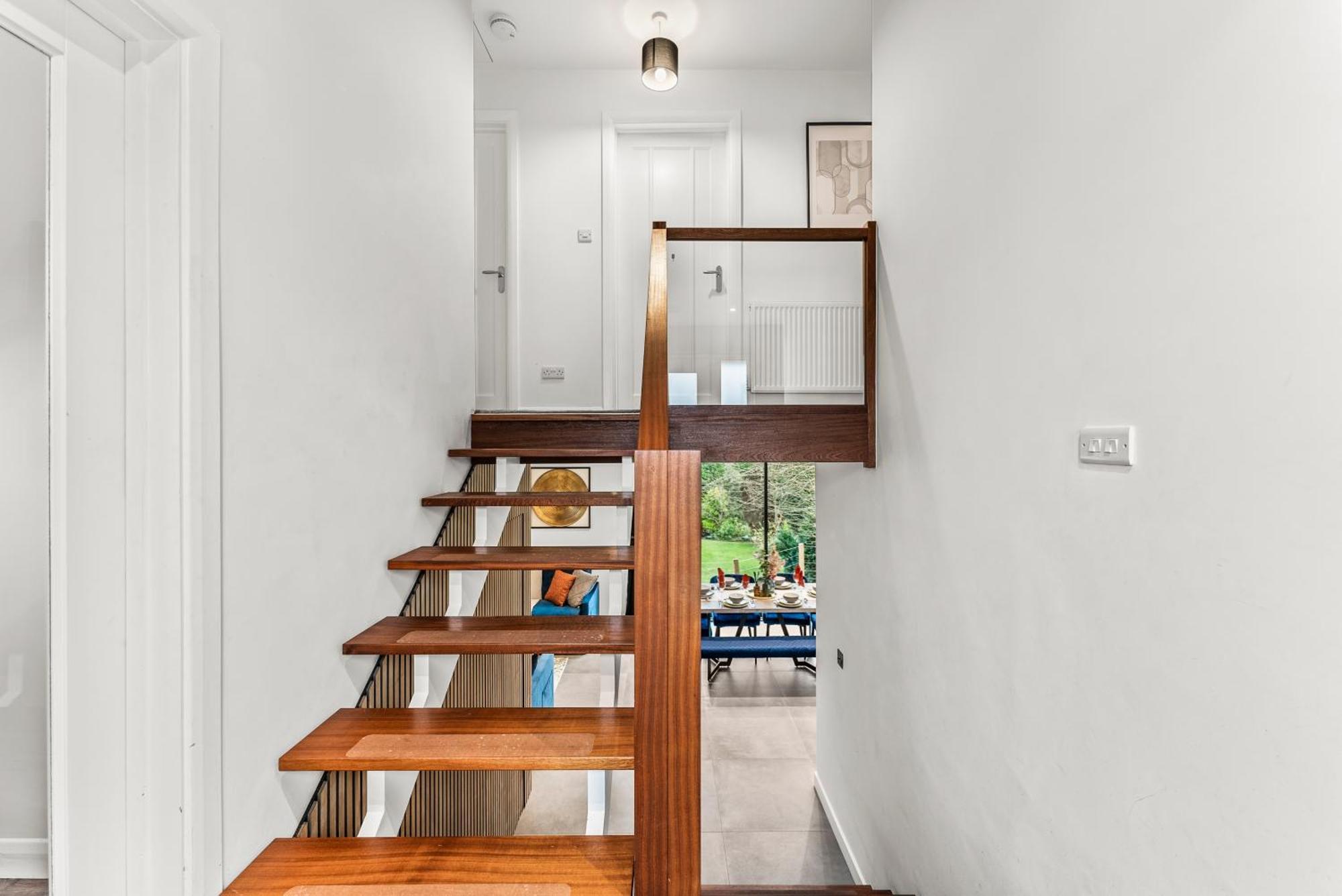 Elegant Retreat In Cheltenham - Garden & Parking Included Cheltenham